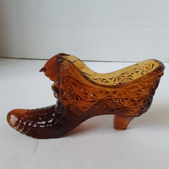 Fenton Glass Shoe with Cat - Amber Glass with Daisy Button pattern - Picture 10 of 10